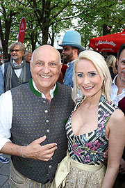 Dr. Axel Munz mit Freundin Yve {©Foto: Martin Schmitz)